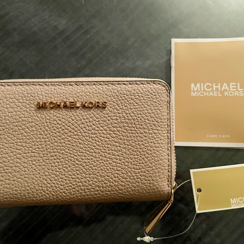 Michael Kors Pink Wallet with Elegant Leather Finish - Picture 6 of 8